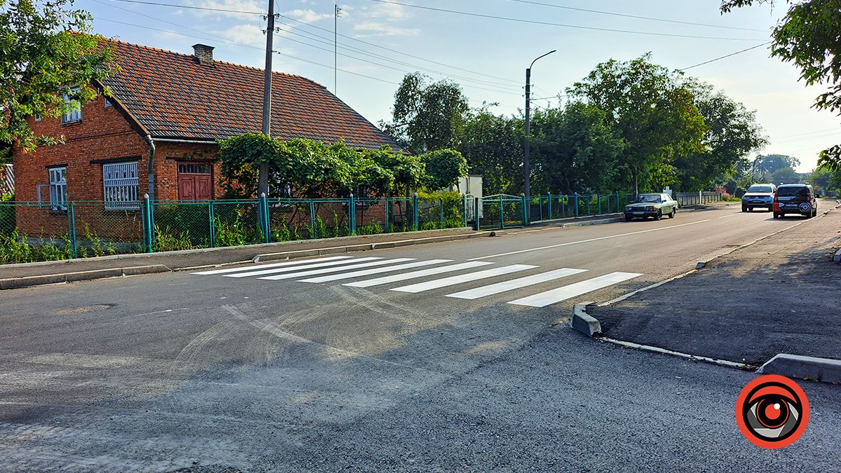 На оновленій вул. Старицького намалювали розмітку і пішохідні переходи 3