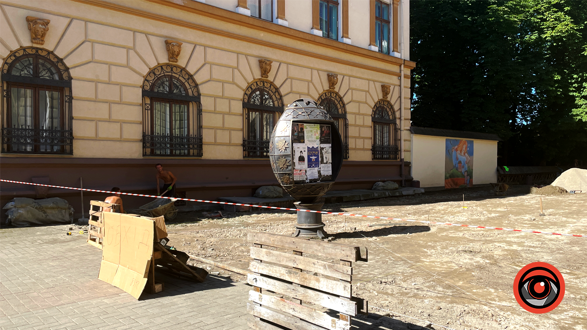 На площі перед Народним домом міняють плитку. Що не так зі старою? 1