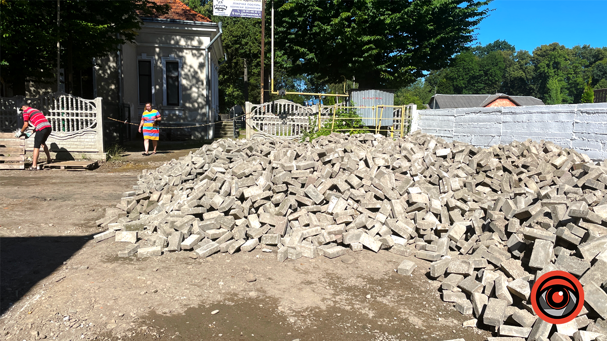 На площі перед Народним домом міняють плитку. Що не так зі старою? 2