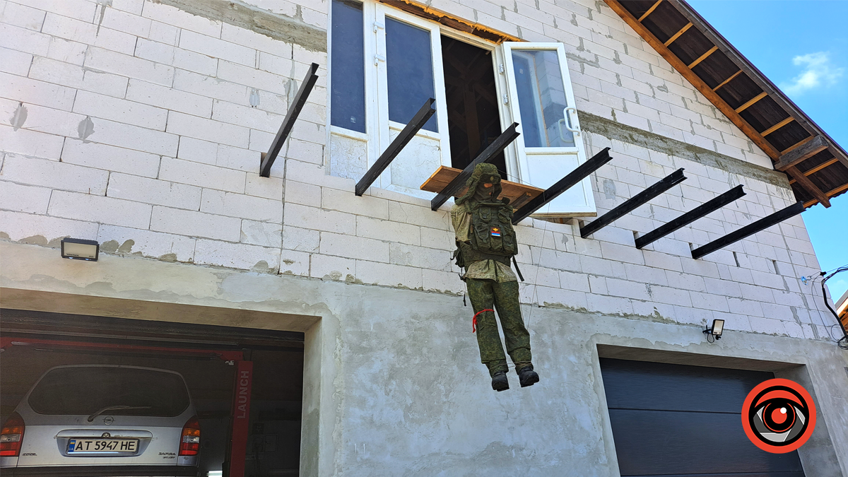 На одному з СТО у Коломиї з'явилося опудало солдата рф