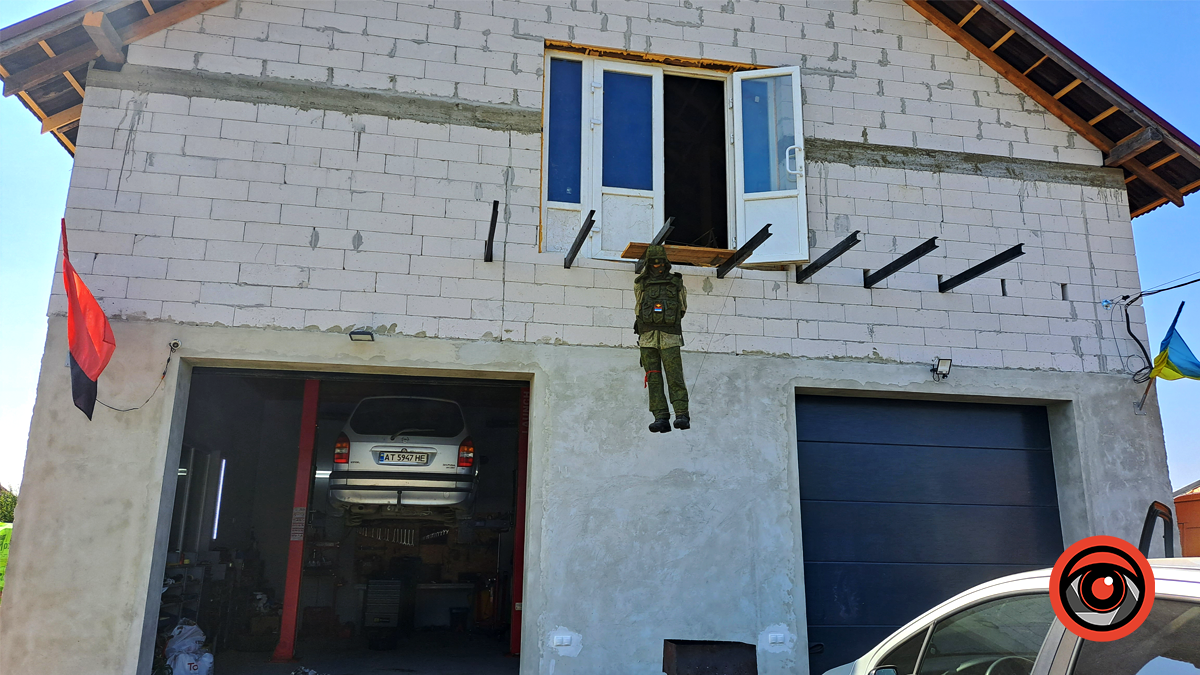 На одному з СТО у Коломиї з'явилося опудало солдата рф 2