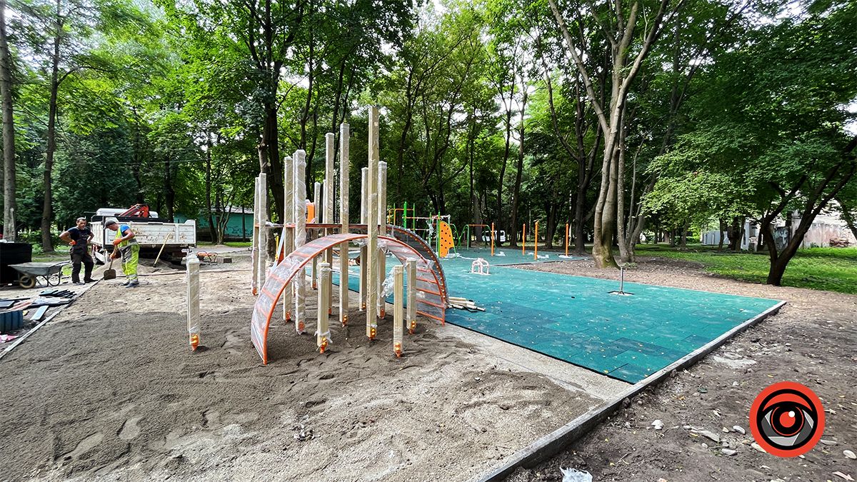 Капремонт дитячого майданчика за 1,5 млн грн в парку Коломиї виявилась будівництвом нового 3
