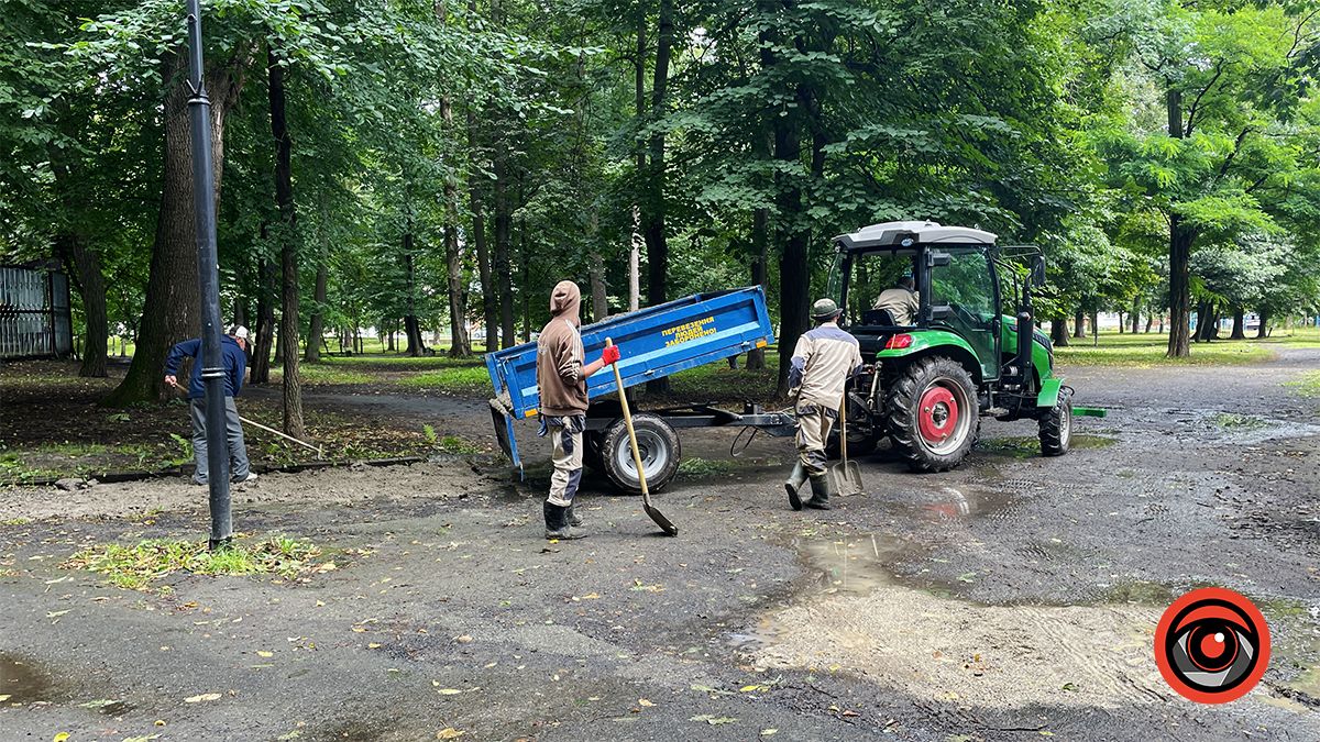 У парку культури і відпочинку Коломиї в калюжі клали відсів 1