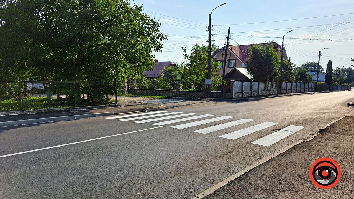 На оновленій вул. Старицького намалювали розмітку і пішохідні переходи 8