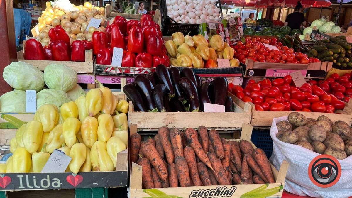 За скільки на початку серпня продають овочі на базарі в Коломиї? 1