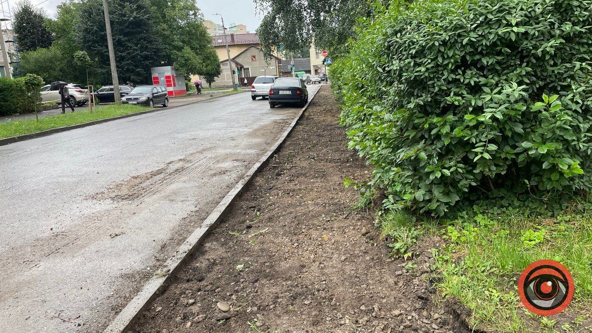 По вул. Лисенка у Коломиї взялись ремонтувати тротуар 1