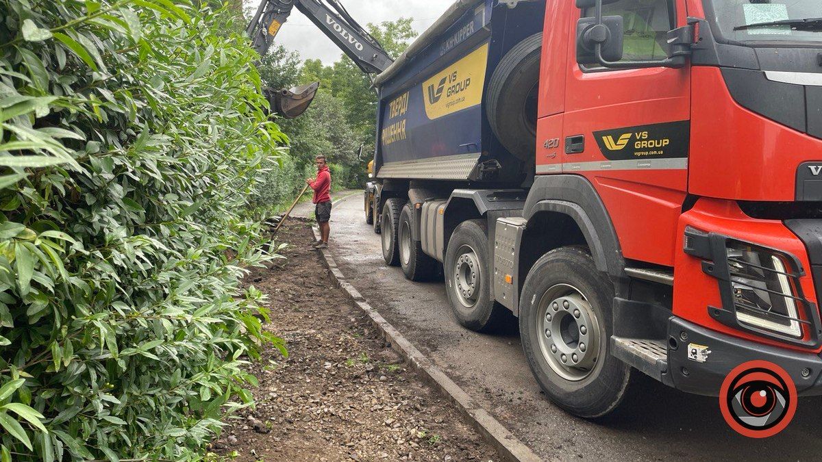 По вул. Лисенка у Коломиї взялись ремонтувати тротуар 2