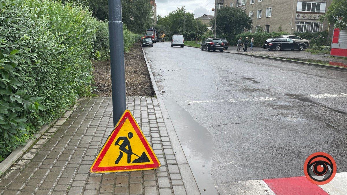 По вул. Лисенка у Коломиї взялись ремонтувати тротуар