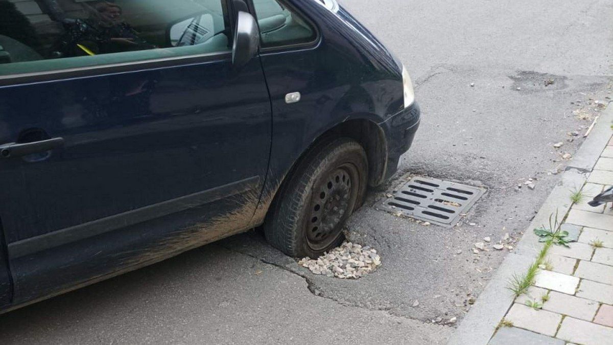На платній стоянці в центрі Коломиї провалився асфальт і застрягла автівка