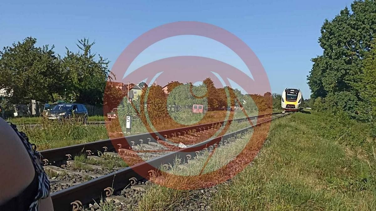 Поїзд "Коломия-Львів" наїхав на авто 1