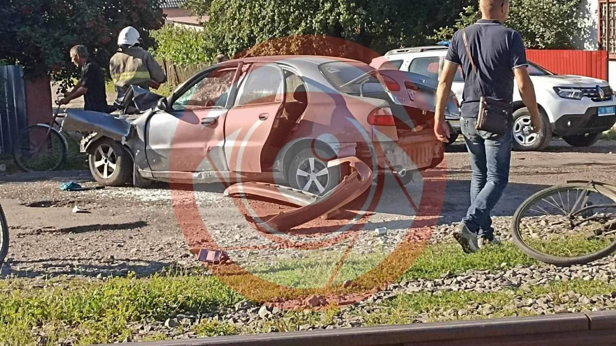 Поїзд "Коломия-Львів" наїхав на авто 2