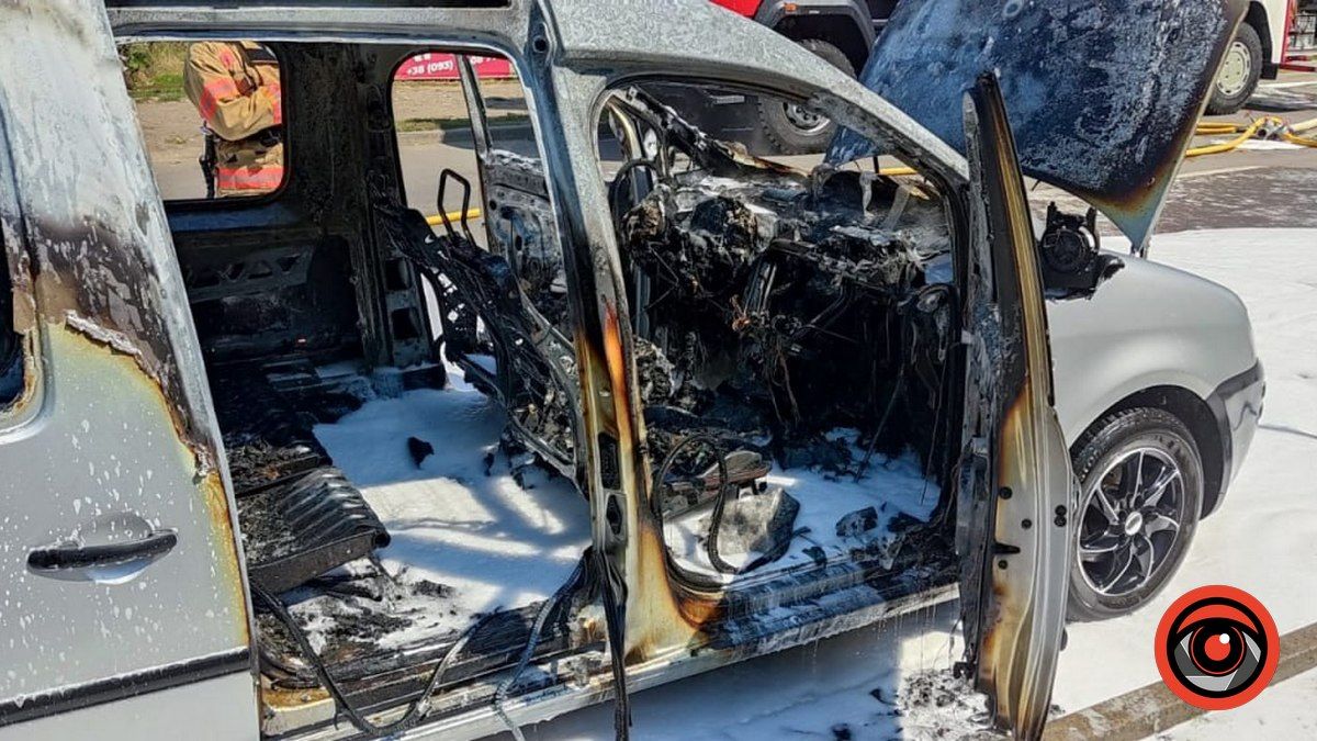 У Коломиї посеред дороги горить автомобіль 2