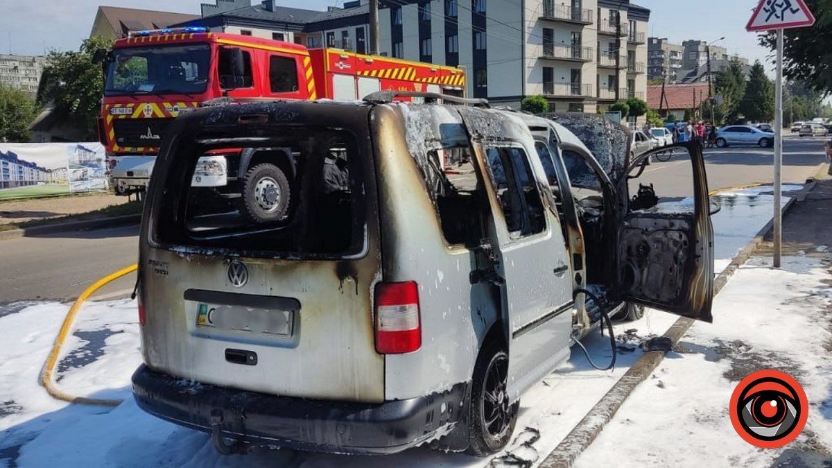 У Коломиї посеред дороги горить автомобіль 3