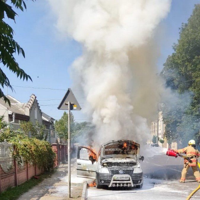У Коломиї посеред дороги горить автомобіль 1