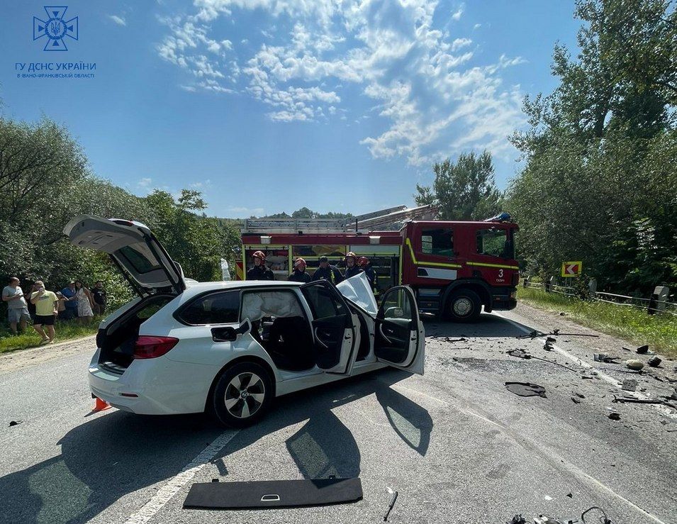 На Прикарпатті сталося лобове зіткнення легковика та вантажівки 1