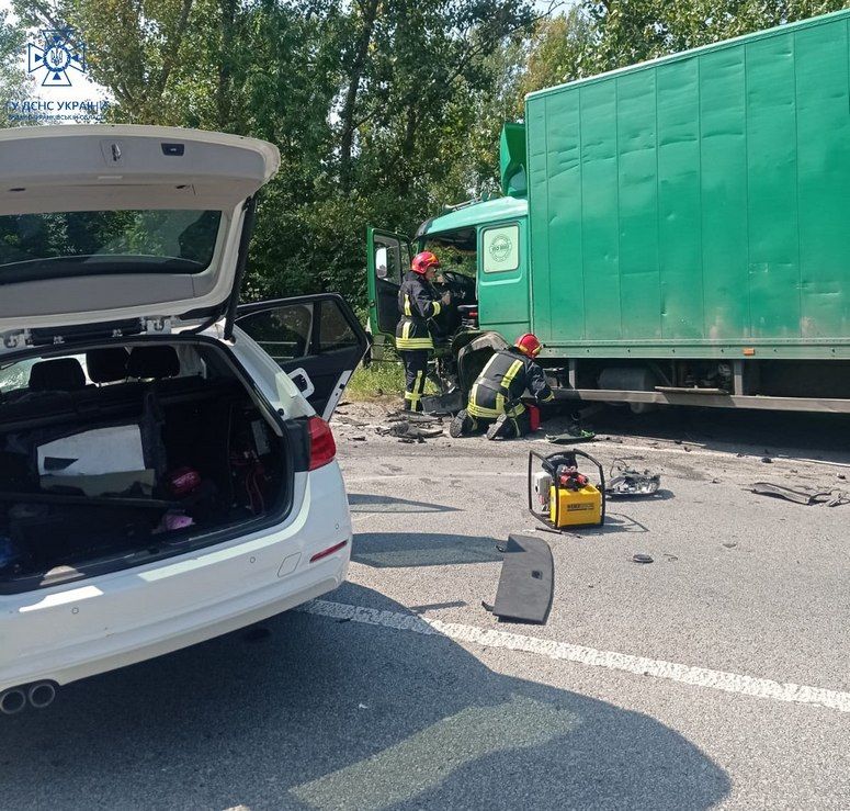 На Прикарпатті сталося лобове зіткнення легковика та вантажівки 3