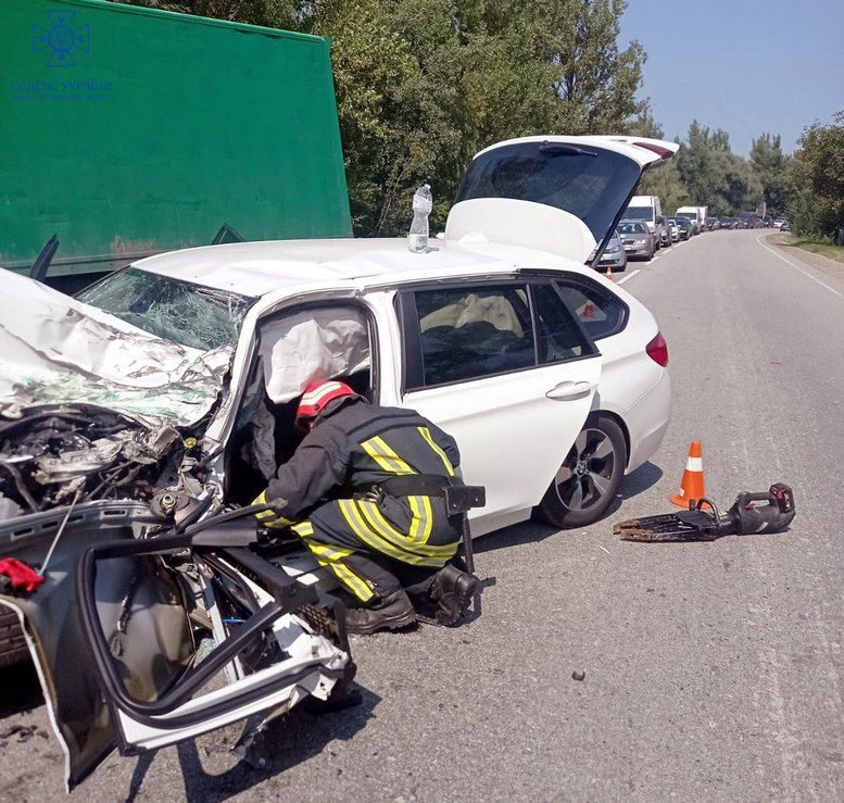 На Прикарпатті сталося лобове зіткнення легковика та вантажівки 4