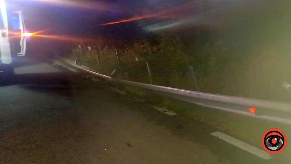 На Городенківщині водій "Audi" влетів у відбійник та застряг в авто 1