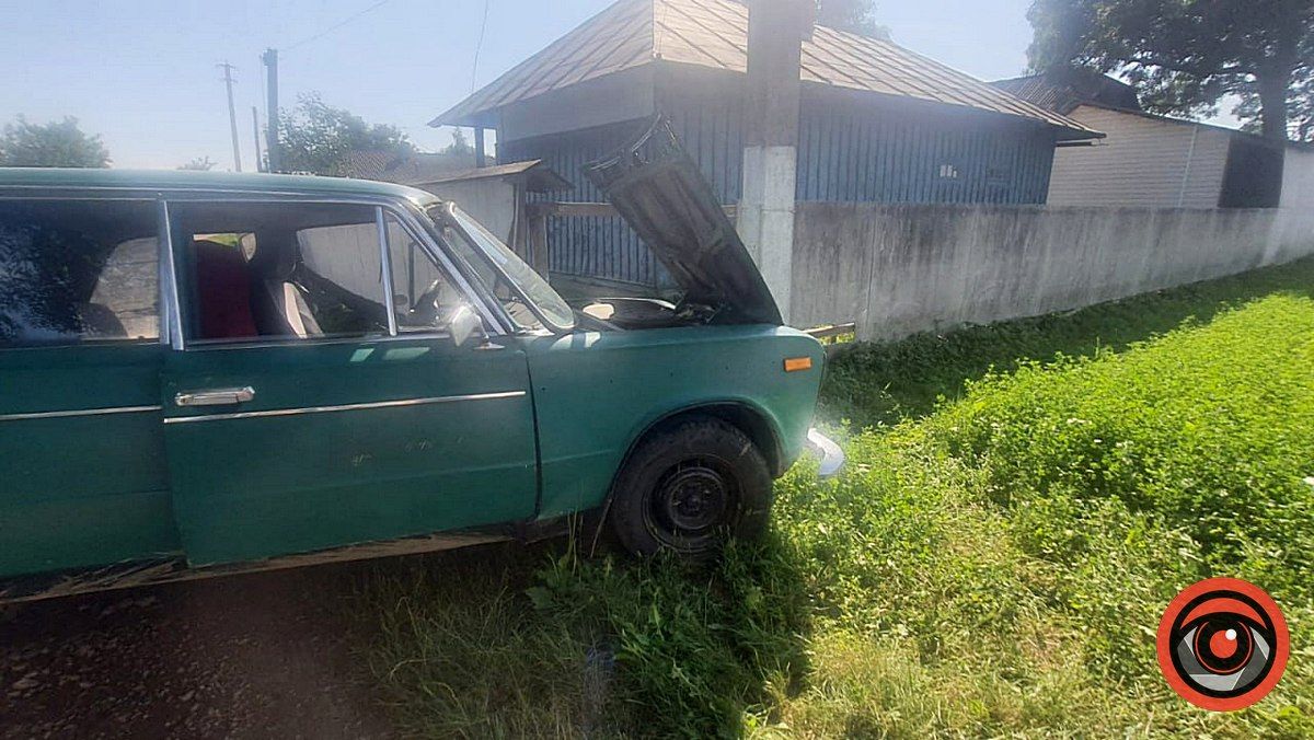 На Снятинщині "жигулі" злетіли з дороги та в'їхали в стовп 1