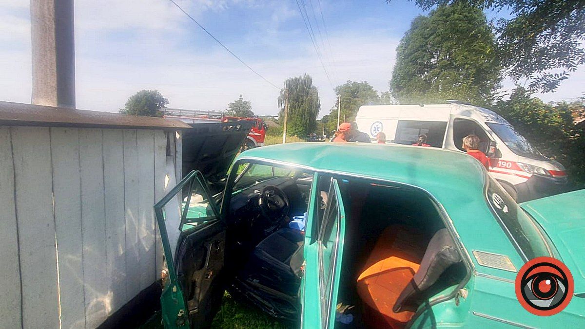 На Снятинщині "жигулі" злетіли з дороги та в'їхали в стовп 2