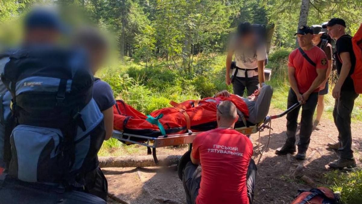 З полонини Боревка рятувальники на ношах зносили львів'янина 1