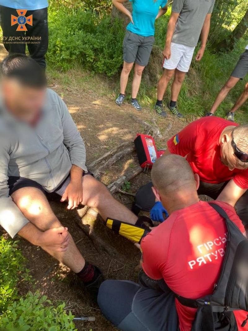 З полонини Боревка рятувальники на ношах зносили львів'янина 2