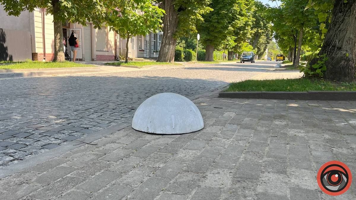 На бульварі у Коломиї намагаються подолати паркування на тротуарах 1