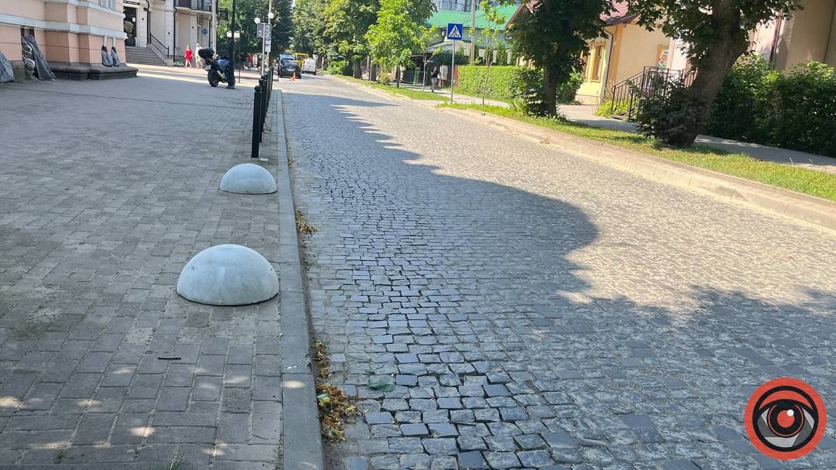 На бульварі у Коломиї намагаються подолати паркування на тротуарах 3