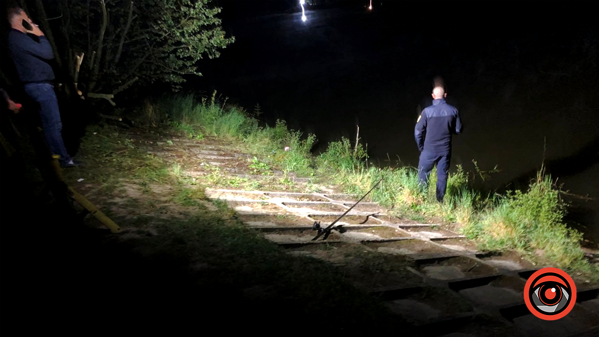 На Коломийщині авто потонуло у воді 1