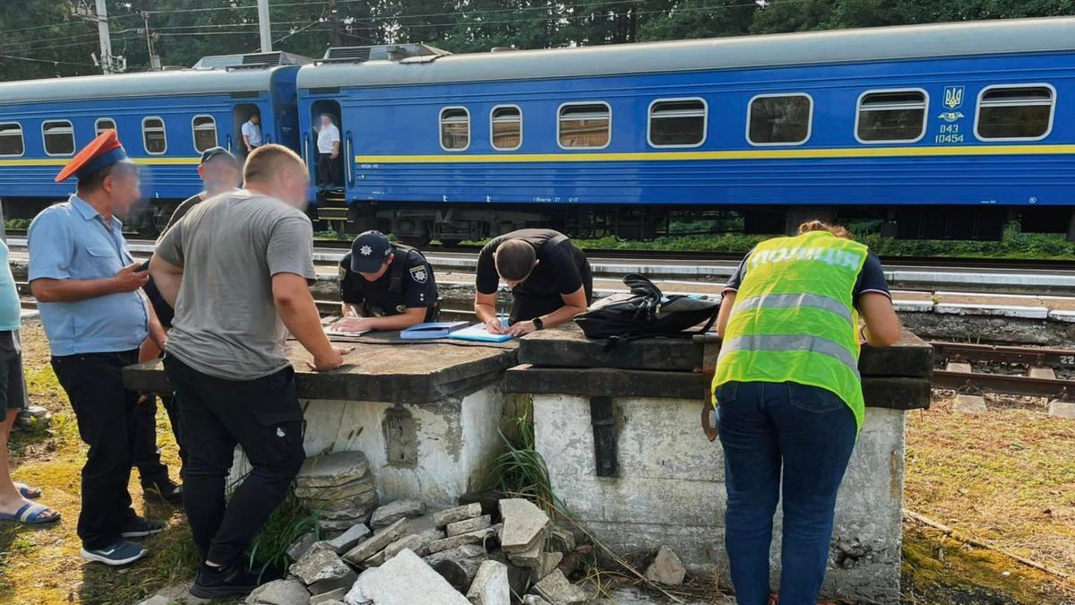 Йшла по колії в навушниках: на Прикарпатті потяг збив дівчинку-підлітка