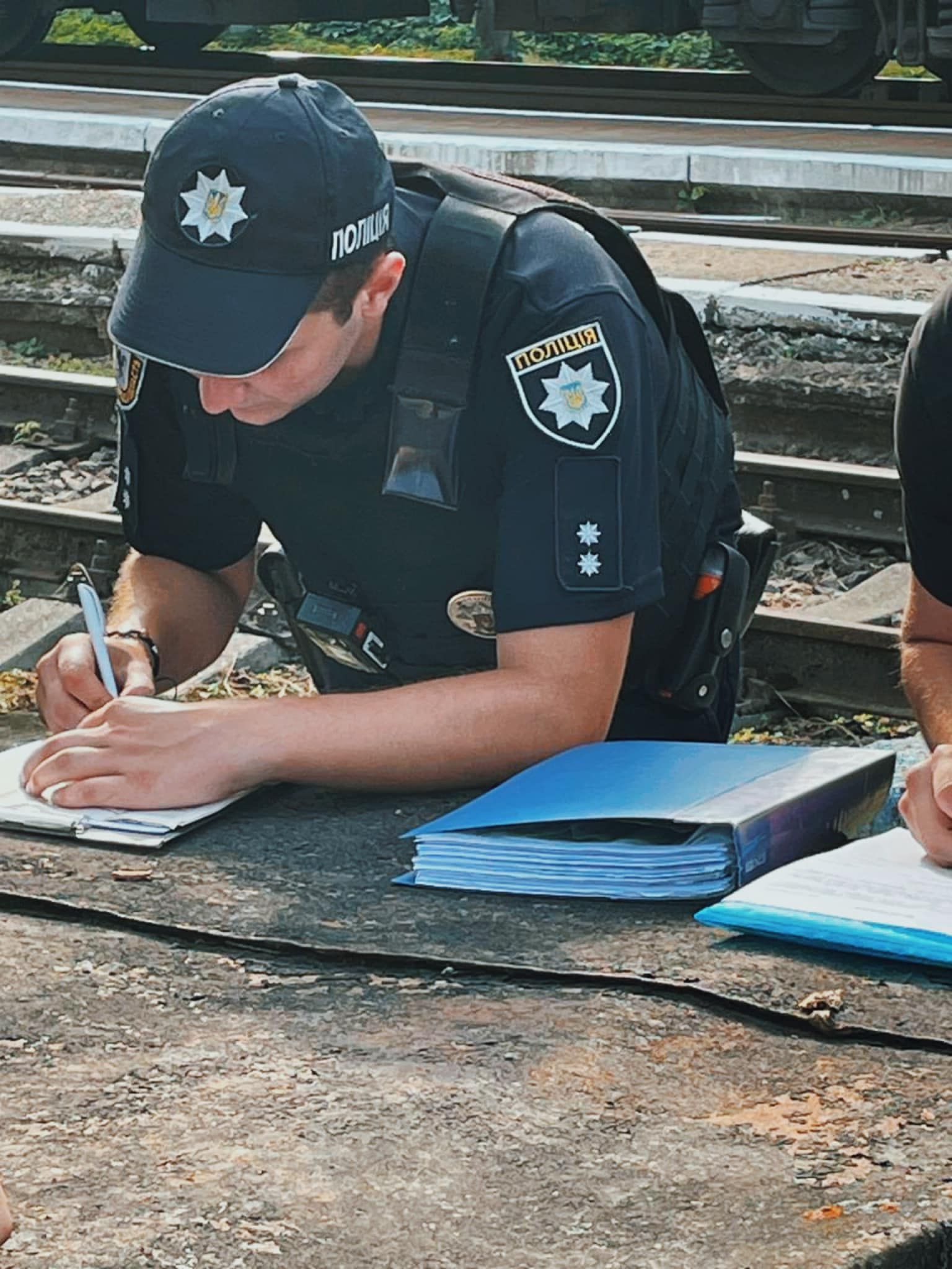 Йшла по колії в навушниках: на Прикарпатті потяг збив дівчинку-підлітка 2