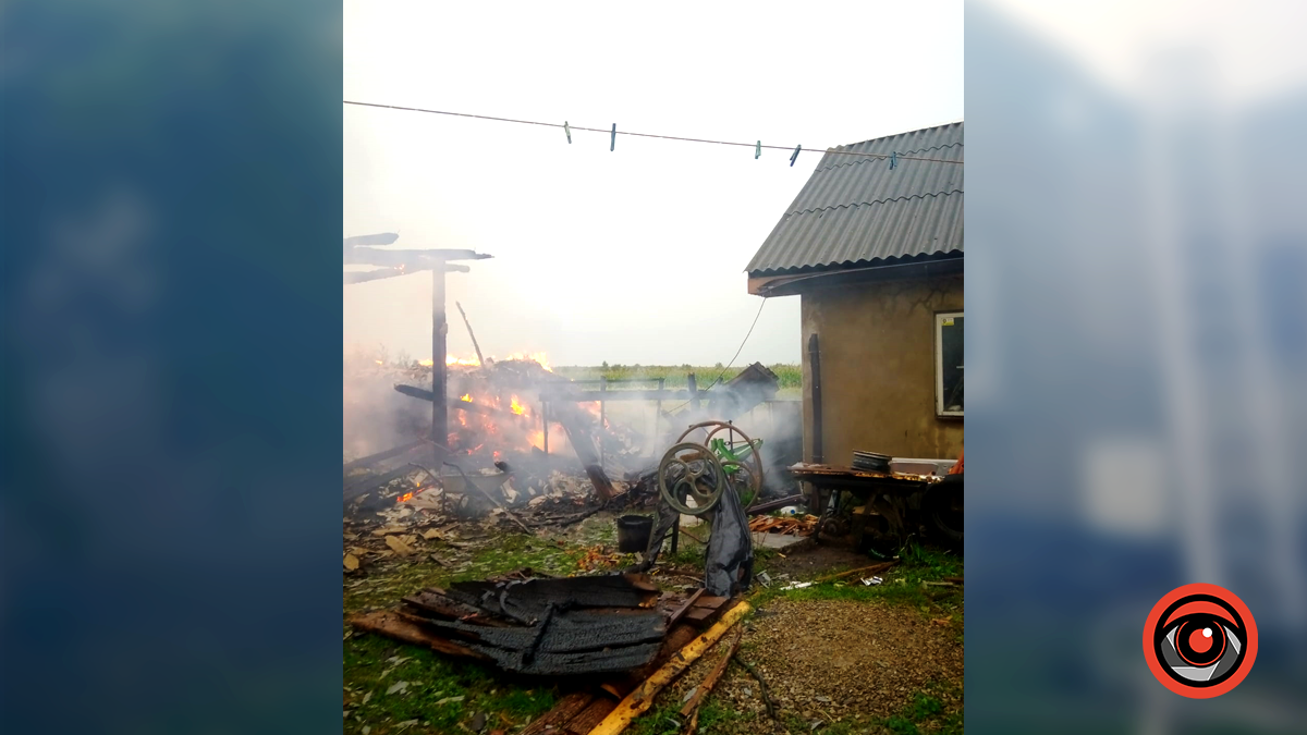 На Коломийщині трапилась пожежа: горів господарський комплекс 1
