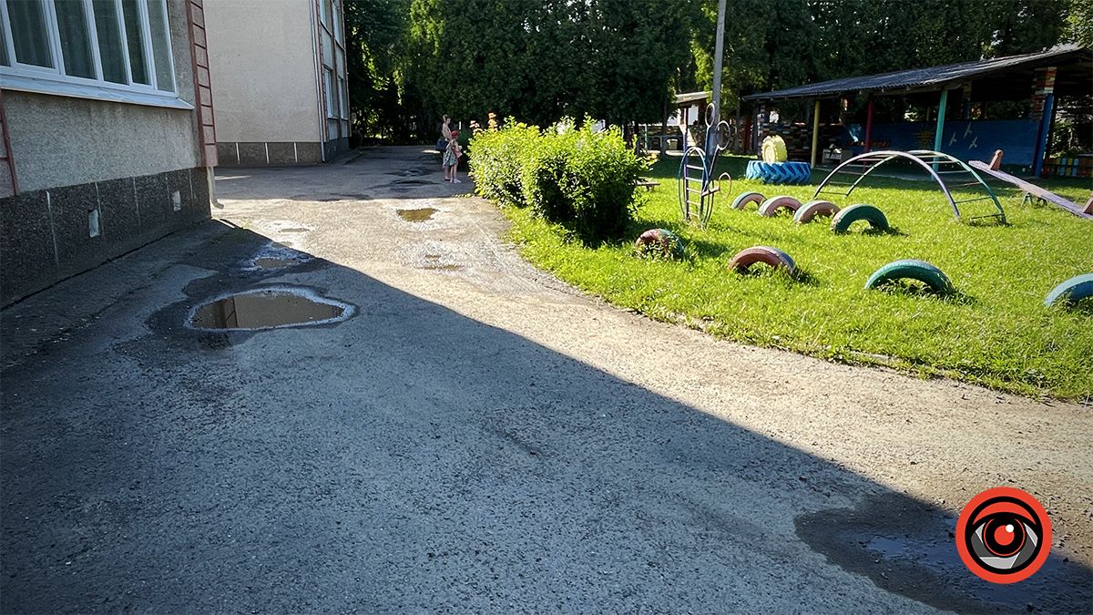 Ями, пияки і бродячі тварини: як виглядає подвір'я садка №3 в Коломиї 18