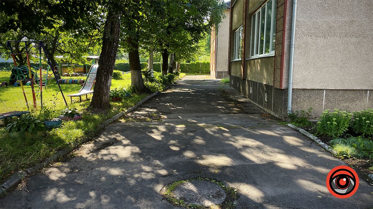 Ями, пияки і бродячі тварини: як виглядає подвір'я садка №3 в Коломиї 17