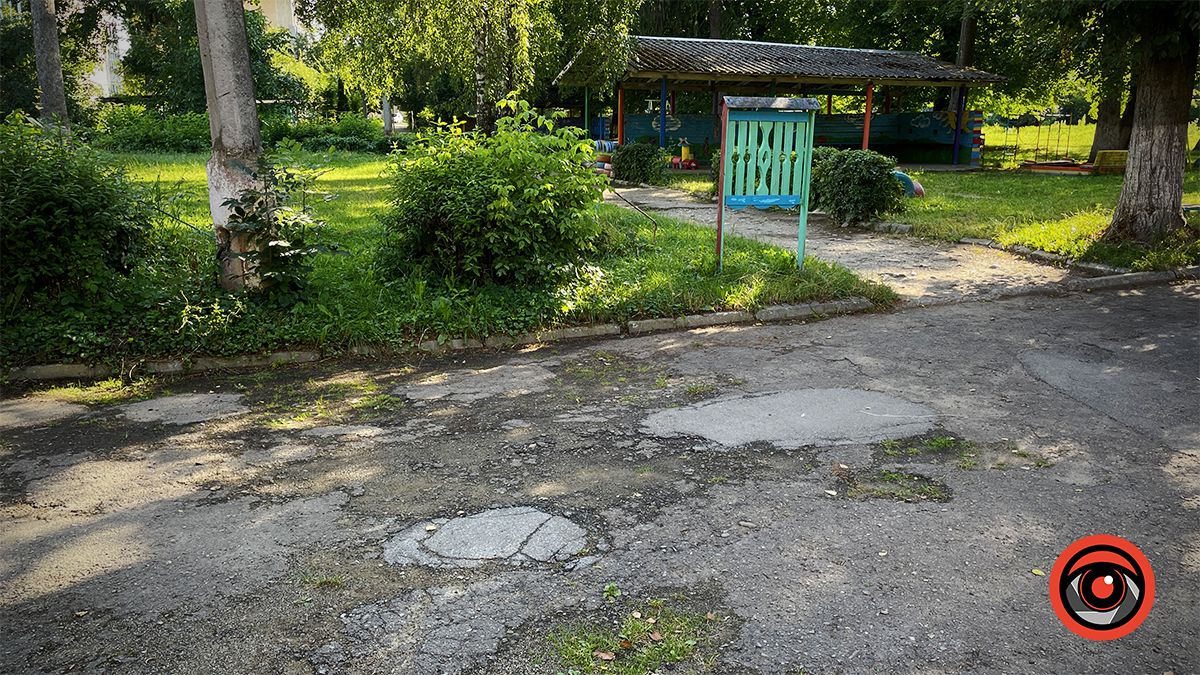 Ями, пияки і бродячі тварини: як виглядає подвір'я садка №3 в Коломиї 16