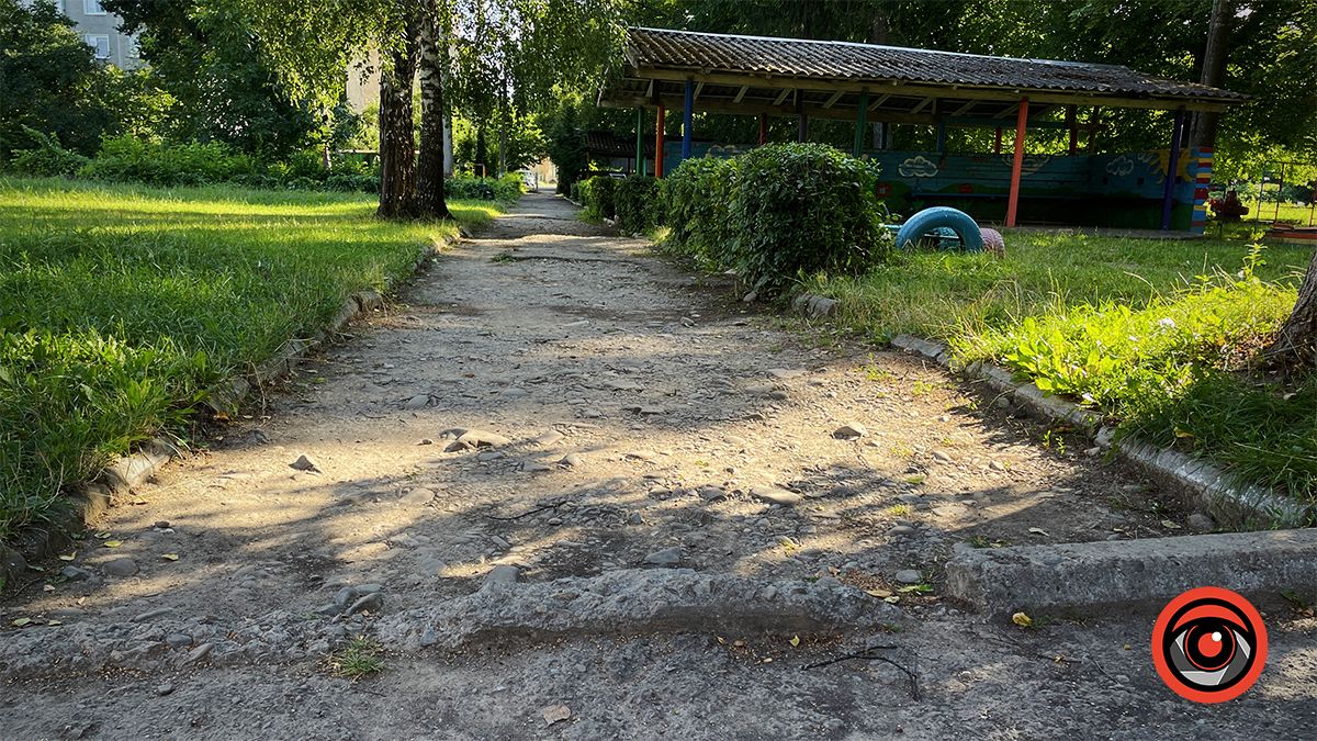 Ями, пияки і бродячі тварини: як виглядає подвір'я садка №3 в Коломиї 7