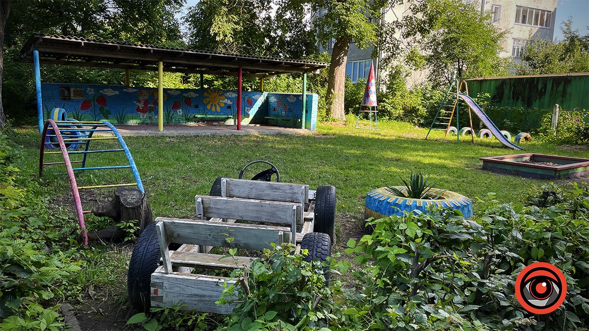 Ями, пияки і бродячі тварини: як виглядає подвір'я садка №3 в Коломиї 11