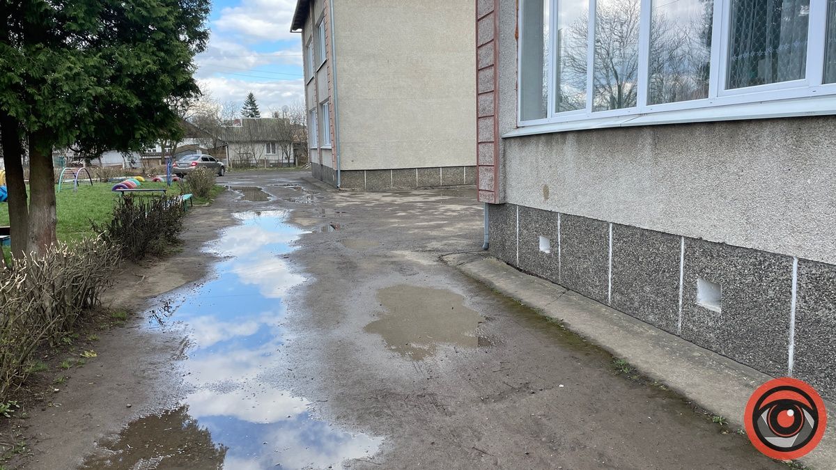 Ями, пияки і бродячі тварини: як виглядає подвір'я садка №3 в Коломиї 5