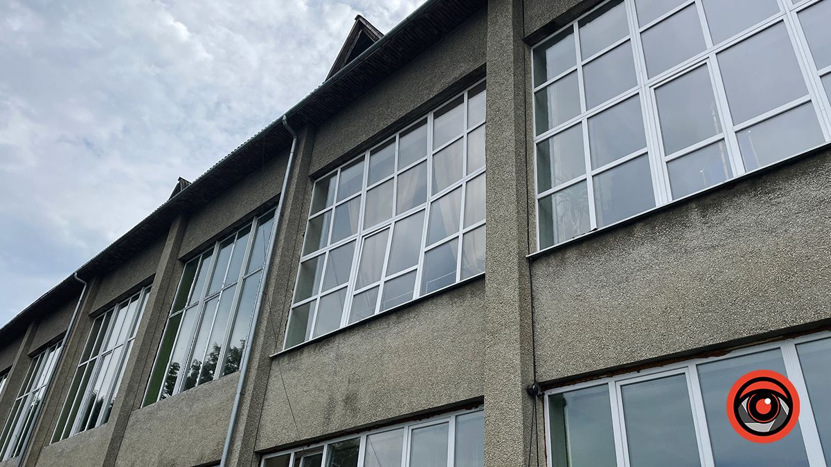 Внаслідок негоди в одному з ліцеїв Коломиї витиснуло вікна 1