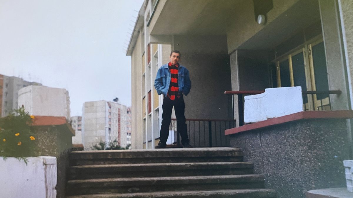 Тарас Сенюк біля рідної школи №6 в Коломиї