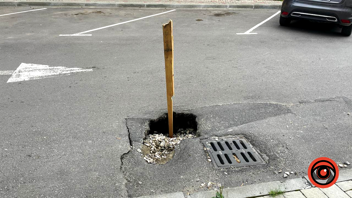 На платній стоянці в центрі Коломиї провалився асфальт і застрягла автівка 2