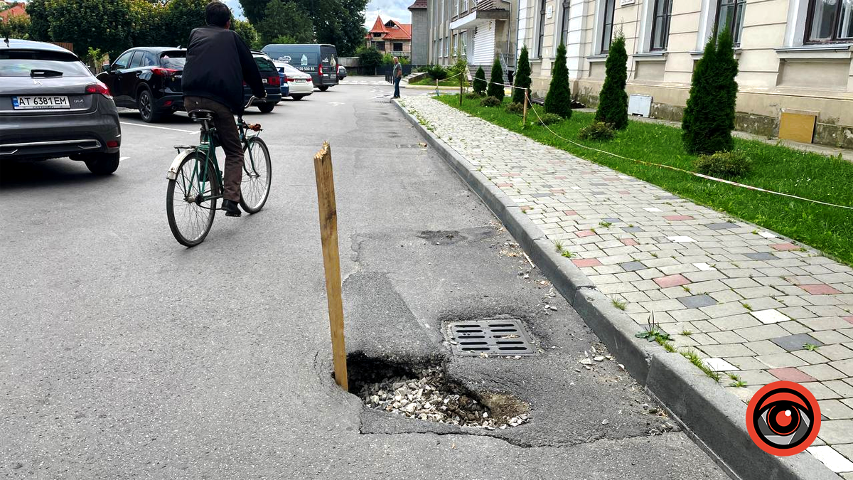 На платній стоянці в центрі Коломиї провалився асфальт і застрягла автівка 1