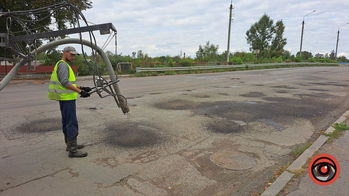 Біля Вербізького моста латали ями 2