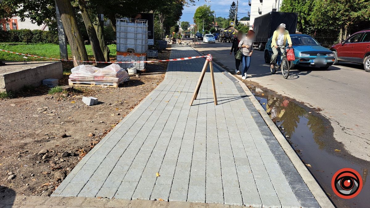 Бруківкою вкладають тротуари на вул. Мазепи у Коломиї 5