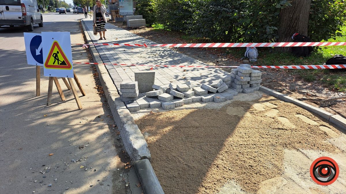 Бруківкою вкладають тротуари на вул. Мазепи у Коломиї 4