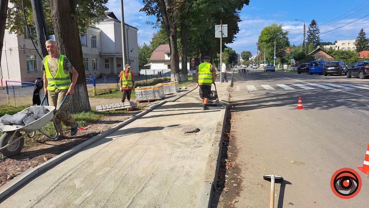 Бруківкою вкладають тротуари на вул. Мазепи у Коломиї 3