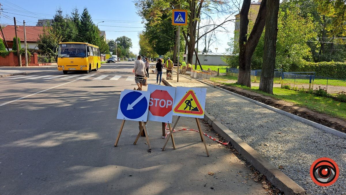 Бруківкою вкладають тротуари на вул. Мазепи у Коломиї
