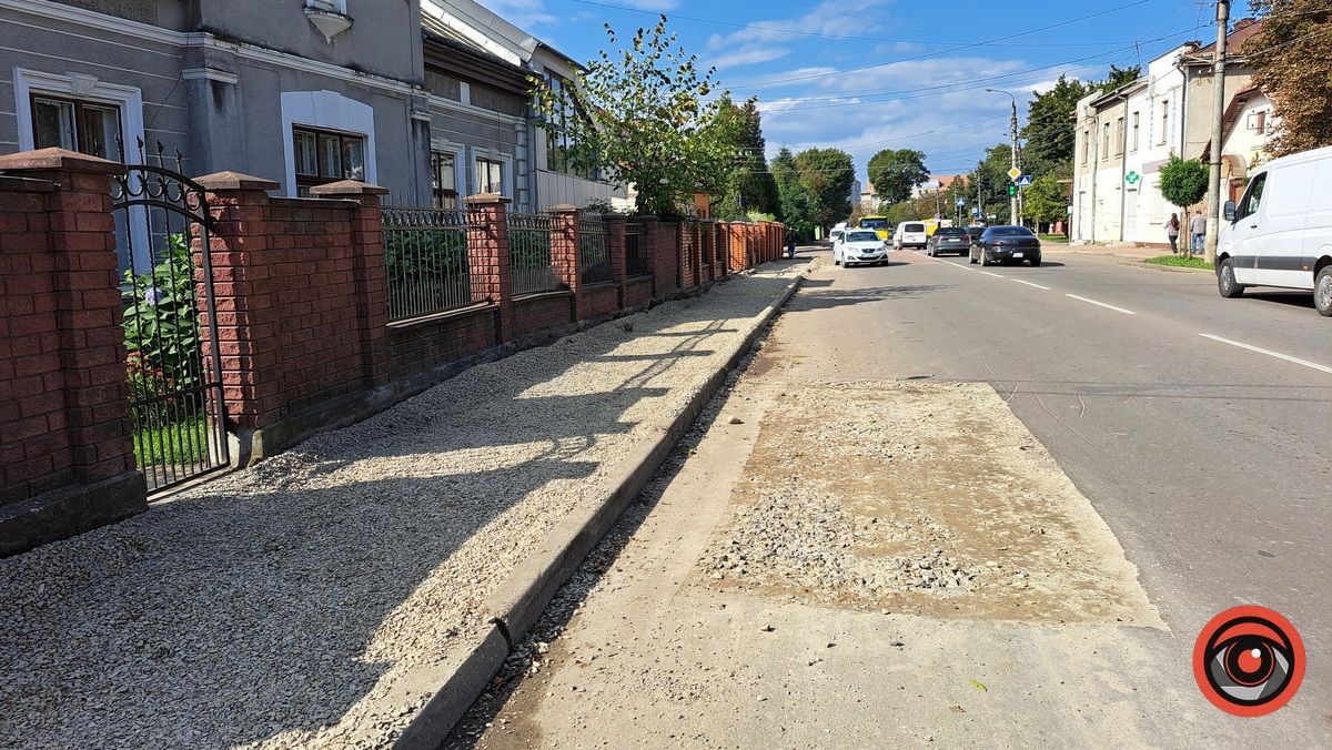 Бруківкою вкладають тротуари на вул. Мазепи у Коломиї 2