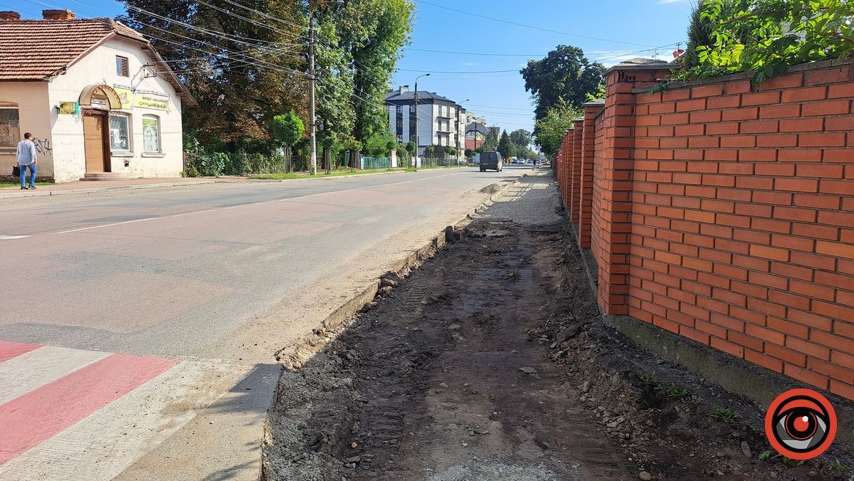 Бруківкою вкладають тротуари на вул. Мазепи у Коломиї 1
