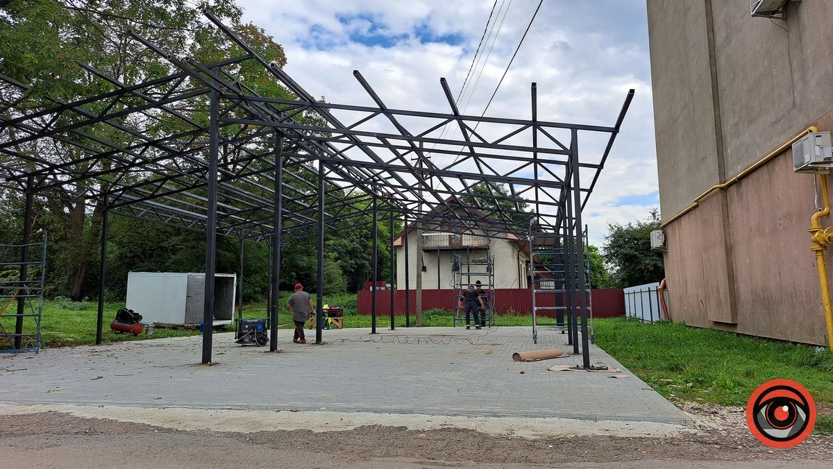На вул. Бандери монтують металоконструкції для майбутнього ринку 2